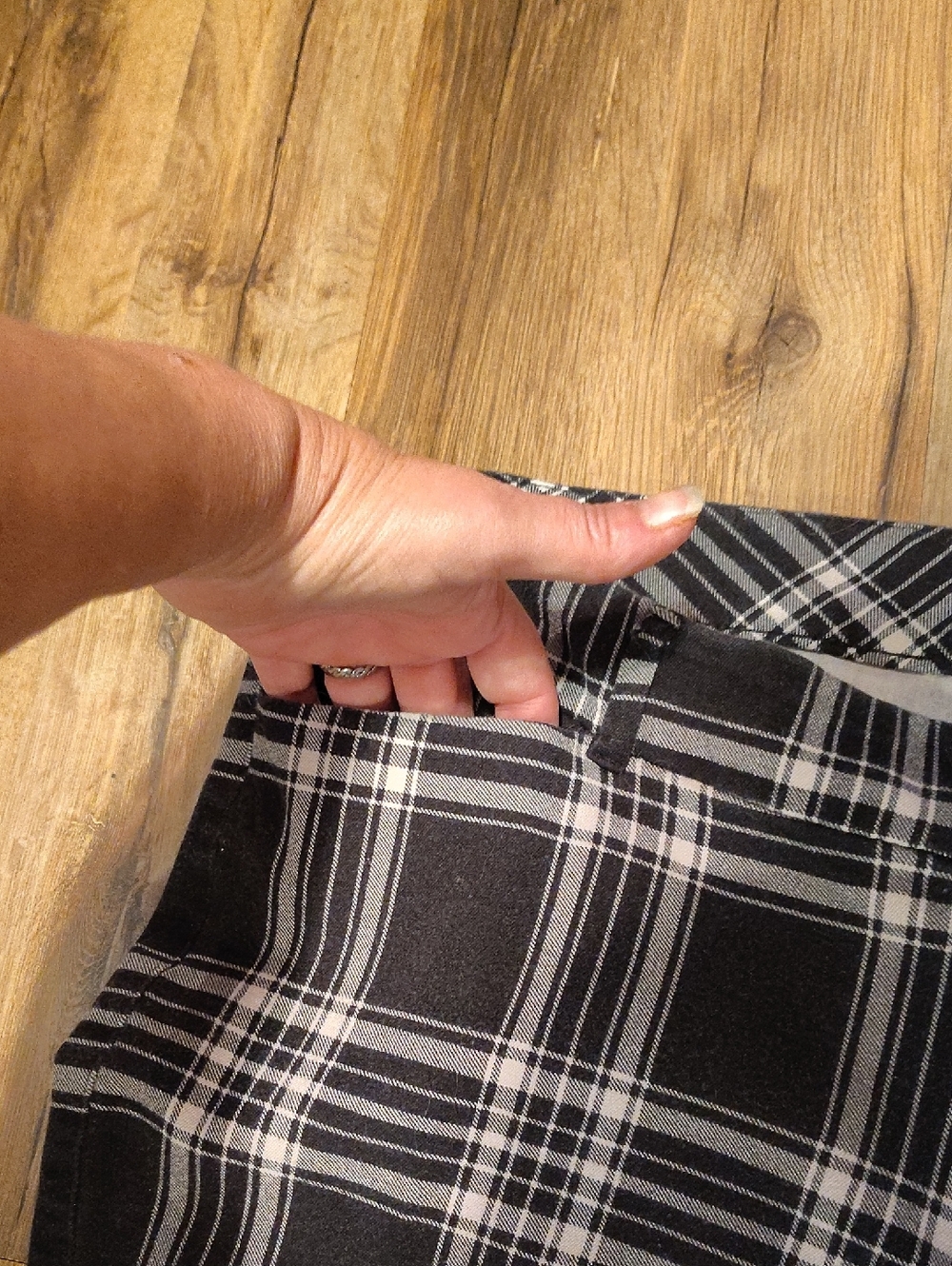 Old Navy Black and White Plaid Pixie Pants - Picture 5 of 10